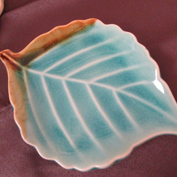 Vintage pair leaf shaped plates - Picture 4 of 9